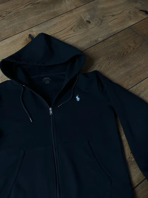 Polo Ralph Lauren - Zip hoodie från Polo Ralph Lauren. 8/10 skick. Tecken på användning men inget som syns eller försämrar användningen. 