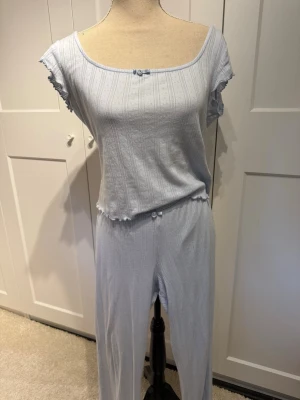 Ljusblå ribbad pyjamasset från Ginatricot  - Ett pyjamas set från gina tricot. Använt typ 4 gånger, som nytt. Tröjan är storlek M och byxorna är storlek S. Båda passar som S. Lös passform. Ord. pris ca 450 kr