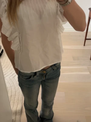 Vit blus med volanger - Supersöt vit blus ifrån Gina Tricot. Perfekt inför sommaren.