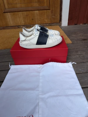 Valentino Garavani vita sneakers - Snygga vita sneakers från Valentino Garavani.. Skorna är tillverkade i läder. Kommer med originalförpackning och dustbags. De är i fint skick har limmat på några ställen men det märks knappt☺️