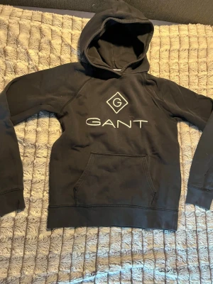 Gant Hoodie  - En mörkblå gant Hoodie i bra skick. Ingen hål eller andra skavanker. Stoleken är XL barn/ 176. Skulle säga att den är som S