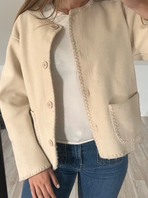 Beige kappa från RYVLS med fickor - Jätte fin jacka som inte kommer till användning. Inga tecken på skador. Pris kan diskuteras eller om frågor finns☺️