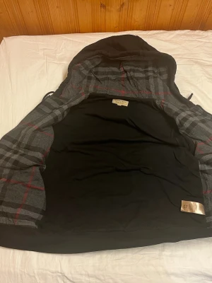 Burberry Hoodie - Säljer min mans Burberry Hoodie då den tyvärr är för liten för honom nu! Den är använd ett par gånger men är fortfarande i väldigt bra skick! Kvitto finns för äkthetsbevis!