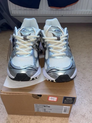 Asics Gel-Kayano 14 cream/pure silver –helt nya – strl 45 - Beskrivning: Säljer mina ASICS GEL-KAYANO 14 i färgen Cream/Pure Silver. Helt nya med taggar och originalkartong kvar. Endast testade hemma.  Storlek 45, men modellen är liten i storleken och sitter mer som en 44.  Väldigt populär modell och svår att få tag på i detta skick.