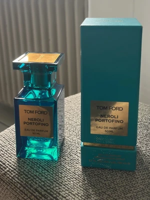 Tom Ford Neroli Portofino 50ml parfym - En helt oanvänd Tom Ford Neroli Portofino Eau de Parfum i en lyxig turkosblå glasflaska med guldfärgad etikett. Flaskan rymmer 50 ml och kommer med matchande turkosblå kartong. En exklusiv och fräsch doft med elegant design. 