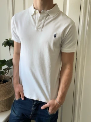 Ralph lauren t-shirt / piké  - Ralph lauren t-shirt / piké - Inga defekter förutom svettfläckar under armhålorna annars känns den som ny! Modellen i bilderna är 180 cm 75 kg och bär Storlek L passar M , Kom med frågor! 🌟 (Kan gå ned i pris vid köp av paket 😉) 
