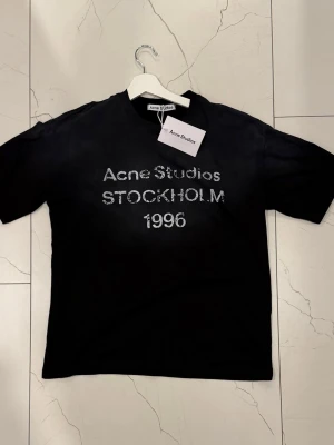 Acne studios - T shirt, ny, aldrig använd