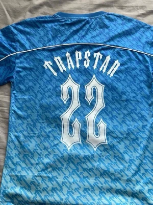 Blå trapstar t-shirt - Skriv vid frågor eller fler bilder. Tröjan passar nog bäst för storlek L
