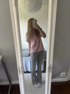 Grå bootcut jeans - Snygga grå bootcut jeans med klassisk femficksdesign och låg midja. Jeansen har en lätt utsvängd passform nertill och är tillverkade i mjukt denimtyg med lite stretch för extra komfort. I storlek 36 petite