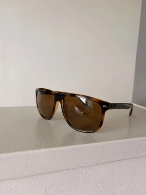 Bruna Ray-Ban solglasögon Boyfriend  - Snygga Ray-Ban Boyfriend solglasögon med brunmelerad båge och bruna glas. Klassisk modell med snygg retrostil och Ray-Ban-logga på sidan. Perfekt inför sommaren. Bara att höra av sig vid eventuella frågor!😉