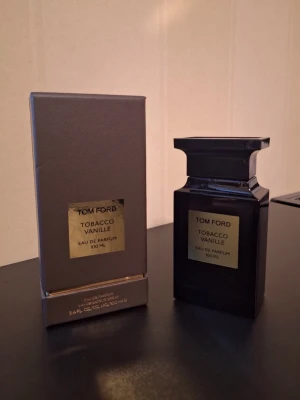 Tom Ford Tobacco Vanille  - Säljer en helt full flaska av Tom Ford Tobacco Vanille. En ikonisk och lyxig parfym med varm tobak, söt vanilj och kryddiga toner som ger en rik och exklusiv känsla.  Doften är djup, elegant och perfekt under höst, vinter eller kvällar när man vill lämna ett starkt intryck. En riktig statement-parfym med fantastisk hållbarhet.  • Full flaska • Original • Kraftfull och elegant unisexdoft • Hög prestanda och lång hållbarhet • Lyxig och väldigt eftertraktad  Perfekt för dig som gillar exklusiva och