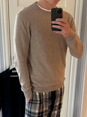 John Henric Kaschmir Sweatshirt - Säljer en stilren kaschmir tröja i riktigt frän gyllenbrun/ beige färg från John Henric. Tröjan är i storlek M och är dessutom knappt använd! 