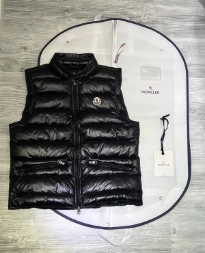 Moncler väst gui  - Hejsan! Jag säljer nu min svarta moncler väst gui som är i jättefint skick den är andvänt väldigt lite och sparsamt den har inga defekter eller liknande, dustbag moncler plastpåse och og taggarna ingår med den. Den är köpt ifrån Nk och kvittot finns kvar, priset kan diskuteras och köp den gärna me instabox, hör av dig vid minsta lilla fundering!😄🙌