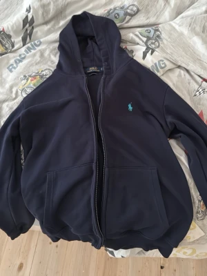 Ralph Lauren zip - Inte använd så mycket. Passar dig som är 170-175cm. Tags finns. Prutat och klart.