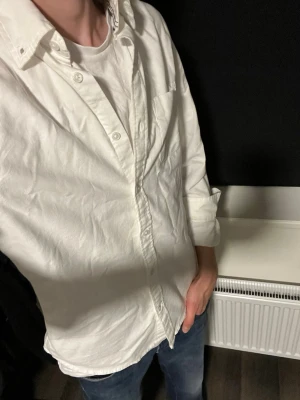 Skjorta Dressmann S - Snygg skjorta i linne-aktigt material typ. Använd 2 gånger, säljes då den är för kort. Storlek S, Slim fit. Bara att skriva vid frågor! 