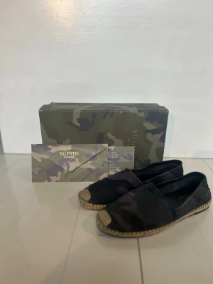 Valentino Espadrilles - Svarta Camouflage Valentino Espadrilles | Storlek 42 | Mycket bra skick | Box ingår | Pris : 1299kr | Nypris 3495kr | Mvh Aston