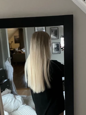 Löshår - intressekoll - Löshår från TRNZ, magiskt fin kvalité! Dubbeldrawn remy hår. Butterflyweft två rader, OBS inte lika långt nu som på bilden. Köpte 50 cm, nu 40 cm. 100 gram. Endast haft i ca 2 veckor. Anledning för att jag eventuellt kommer sälja är för att jag vill köpa längre löshår. Det finns en botten på löshåret. Nypris 6890kr.