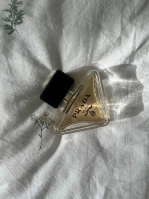 Prada paradoxe parfym  - Prada paradoxe 50 ml. Nypris 1145🌸ca 40% kvar av 100%