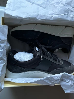 Axel Arigato Genesis low-top sneakers st 40 -  Axel Arigato Genesis low-top sneakers st 40 oanvända helt nya, kan skicka mer bilder! 