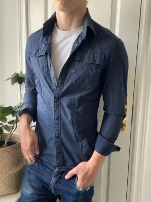 G star skjorta  - G star skjorta - Inga defekter! Modellen i bilderna är 180 cm 75 kg och bär Storlek S , Kom med frågor! 🌟 (Kan gå ned i pris vid köp av paket 😉) 