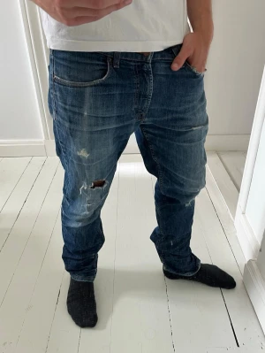 Dressman jeans  - Dressman jeans, Inga större defekter. Modellen i bilderna är 180 cm 75 kg pch bär Storlek , W34 L32 , Måtten i sista bilden är A:44  B: 103, Kom med frågor! 