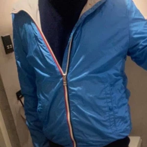  Moncler windbreaker - Säljer en blå vindjacka från Moncler med huva och dragkedja.Pris kan diskuteras. Jackan har Moncler-logga på bröstet och grått innerfoder. Perfekt för blåsiga dagar och enkel att matcha med olika outfits.Fråga om ni är intriseradd.