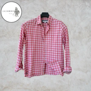 Rutig korall/rosa/vit skjorta från Massimo Dutti - Säljer en rutig skjorta från Massimo Dutti i rosa/ korall och vit. Storlek 13-14, uppskattad storlek är S/ liten M. Tillverkad i mjuk bomull, perfekt inför sommaren. Skick 9/10 inga defekter. Hör gärna av dig för mått!                                                       ~Nypris cirka 700-1000kr | Mitt pris 399kr 