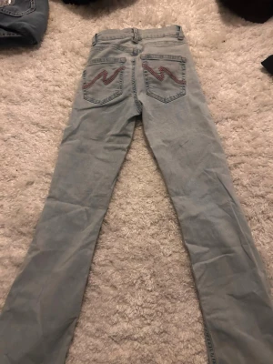 Ljusblå jeans med broderi - Nelly jeans, finns inte längre på deras hemsida vad jag vet.