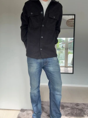 Overshirt - Riktigt snygg svart overshirt. Storleken är M. Tveka inte på att höra av dig eventuella frågor och funderingar!😊✌️