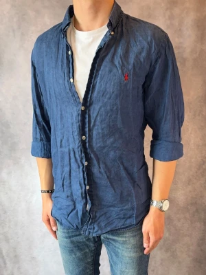 Marinblå Ralph Lauren Linneskjorta - Stl M, Slim fit - Riktig snygg Ralph Lauren Linneskjorta i marinblå , perfekt till sommaren! 🏖️🌊 | Fint skick: 8,8/10, utan defekter  | Stl: M |  Modellen är 177cm och väger 74kg | Billigare pris vid köp av bundle 😉Hör av dig vid frågor // Galgen 🫡 
