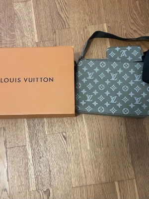 messenger bag unik - box tillkommer. Unik väska passar till båda kön!