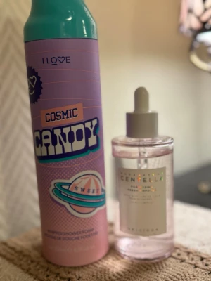 Cosmic Candy duschgel & Centella serum - Säljer en färgglad duschgel 'Cosmic Candy' från I Love med söt doft och en genomskinlig ansiktsserum med pipett från SKIN1004 Centella. Perfekt för dig som gillar roliga och vårdande skönhetsprodukter. Duschskummet är använt en pump✨