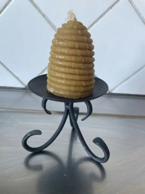 Bivaxljus i bikupaform - Unikt ljus av bivax format som en bikupa. Ljusets naturliga gulbruna färg och den spiralformade designen ger en mysig känsla. Perfekt som dekoration eller för att skapa stämning hemma.