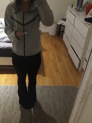 Grå/svart nike tech tröja/hoddie  - Grå/svart nike tech tröja/hoddie, använder den inte längre, inget fel på den, inga fläckar. 