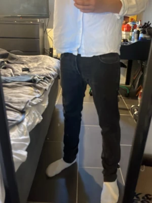 Svarta skinny jeans Jack & Jones - Säljer ett par svarta skinny jeans från Jack & Jones. Jeansen har klassisk femficksdesign, normal midja och smal passform hela vägen ner. Perfekta för dig som gillar en stilren och enkel look. Materialet är stretchigt för extra komfort.
