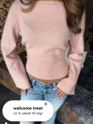 Ljusrosa stickad tröja Gina Tricot, ny utan prislapp - Mysig ljusrosa stickad tröja från Gina Tricot med rund halsringning och långa ärmar. Tröjan har en mjuk och fluffig känsla, samt ribbstickad nederkant som ger en snygg passform. Perfekt för lager-på-lager-stil. Nypris 299 kr
