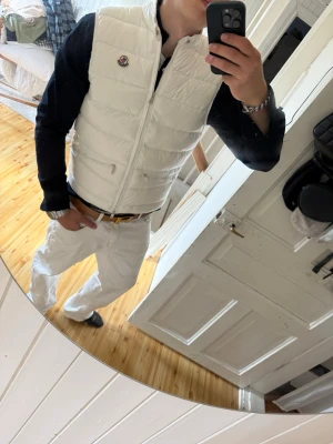 Moncler gui väst - Säljer denna moncler gui väst i superbra skick, storlek 3/M, hör av er vid funderingar 