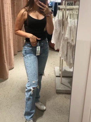 Blåa raka jeans med slitningar - Jättefina jeans från Gina tricot som har hål på knäna och hög midja💙 älskade dom här jeansen men säljer dom pga växt ur dom.  !Liten skråma framtill, se sista bilden!