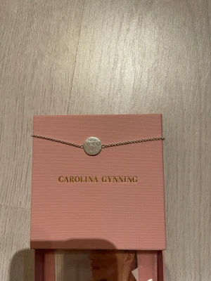 Carolina Gynning armband - Carolina Gynning armband! Ny pris 790kr! Pris kan diskuteras vid snabbt köp! Sterling silver 925 se bild 3. I original förpackning 