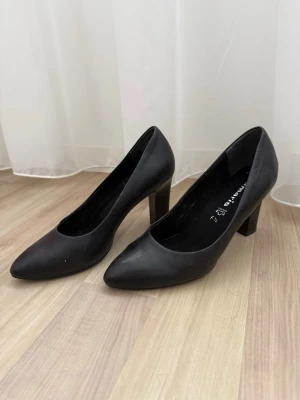 Svarta klackskor - Superfina och stilrena klackar från Tamaris! De är i väldigt fint skick och ger en elegant look, även bekväma att gå i.  Originalboxen följer också med! 🌹  Jag är även öppen för prisförslag!
