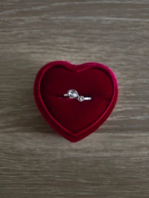 Silverfärgad ring med två stenar - ring i storlek 16,5mm, silverfärgad. 