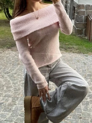 Ljusrosa off shoulder stickad tröja - Supersöt ljusrosa stickad off shoulder tröja💞Intr använd särskilt många gånger så i superfint skick!
