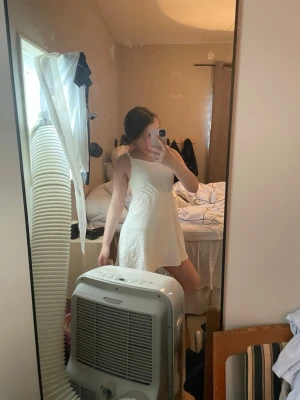 Vit kort sommarklänning med spets - Söt vit kort klänning med tunna band använd 1 gång vid skolavslutningsdags väldigt fin men lite kort och har växt ut💕är  10 till 12 år