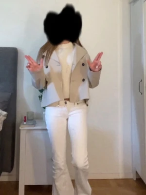 Vita bootcut jeans från 14+ Runway - Snygga vita bootcut jeans från 14+ Runway med klassisk femficksdesign och hög midja. Jeansen har en lätt utsvängd passform nedtill och är perfekta för en trendig och fräsch look. Tillverkade i mjuk bomull för skön komfort. Typ inte använda 