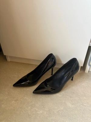Svarta klackskor - Snygga svarta klackskor i glansigt lackmaterial och knappt använda❤️❤️