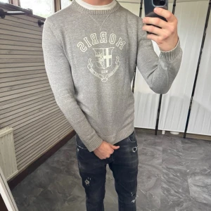 Stickad tröja med tryck - Mycket fint skick, inga defekter. Nypris ca 1500kr. Passar dig som är 175-185cm ungefär. Modellen är 185 cm, 75 kg. Skriv för mer information!🤝