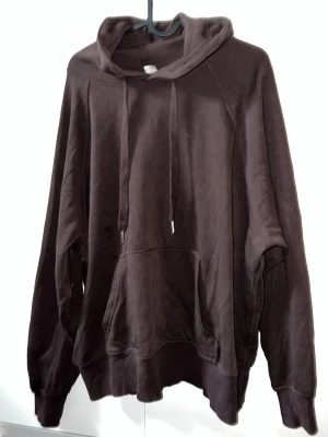 Brun hoodie från H&M Divided - Mysig brun hoodie från H&M Divided med klassisk känguruficka och huvan. Har ribbade muddar vid ärmslut och nederkant.