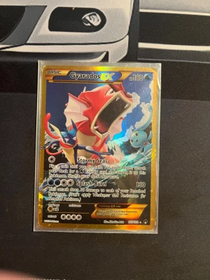 Gyarados EX  - Rätt så bra skick ograderad ligger ute för runt 800kr. Självklart äkta✅. Dm för mer bilder👍