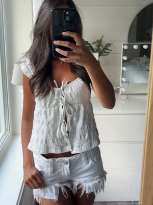 Vit topp från Gina  - En supergullig vit topp från Gina tricot🥥🍋