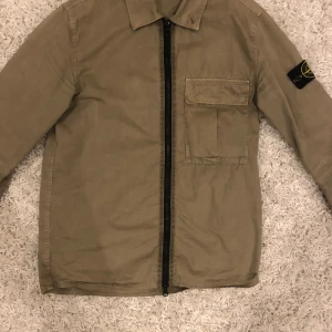 Stone island overshirt - Tjena säljer mina stone island overshirt i storlek S. Overshirten är i bra skick. Pris kan diskuteras vid snabb affär!